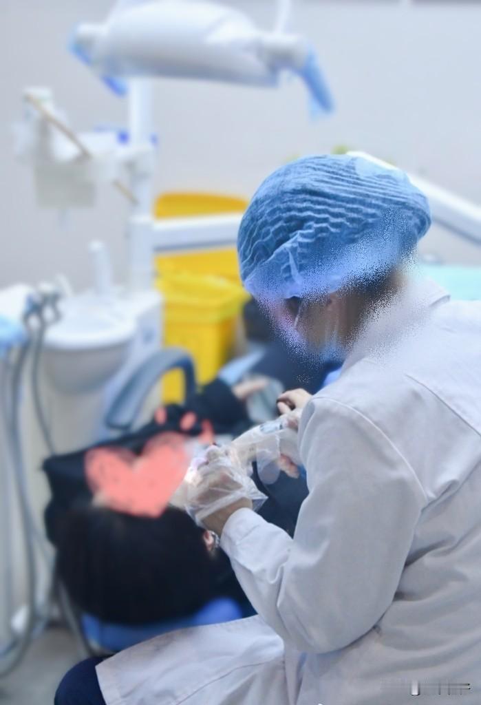 躺到牙科治疗椅上
就像案板上的鱼[灵光一闪]
被牙医拿着各种工具
在嘴里敲敲打打