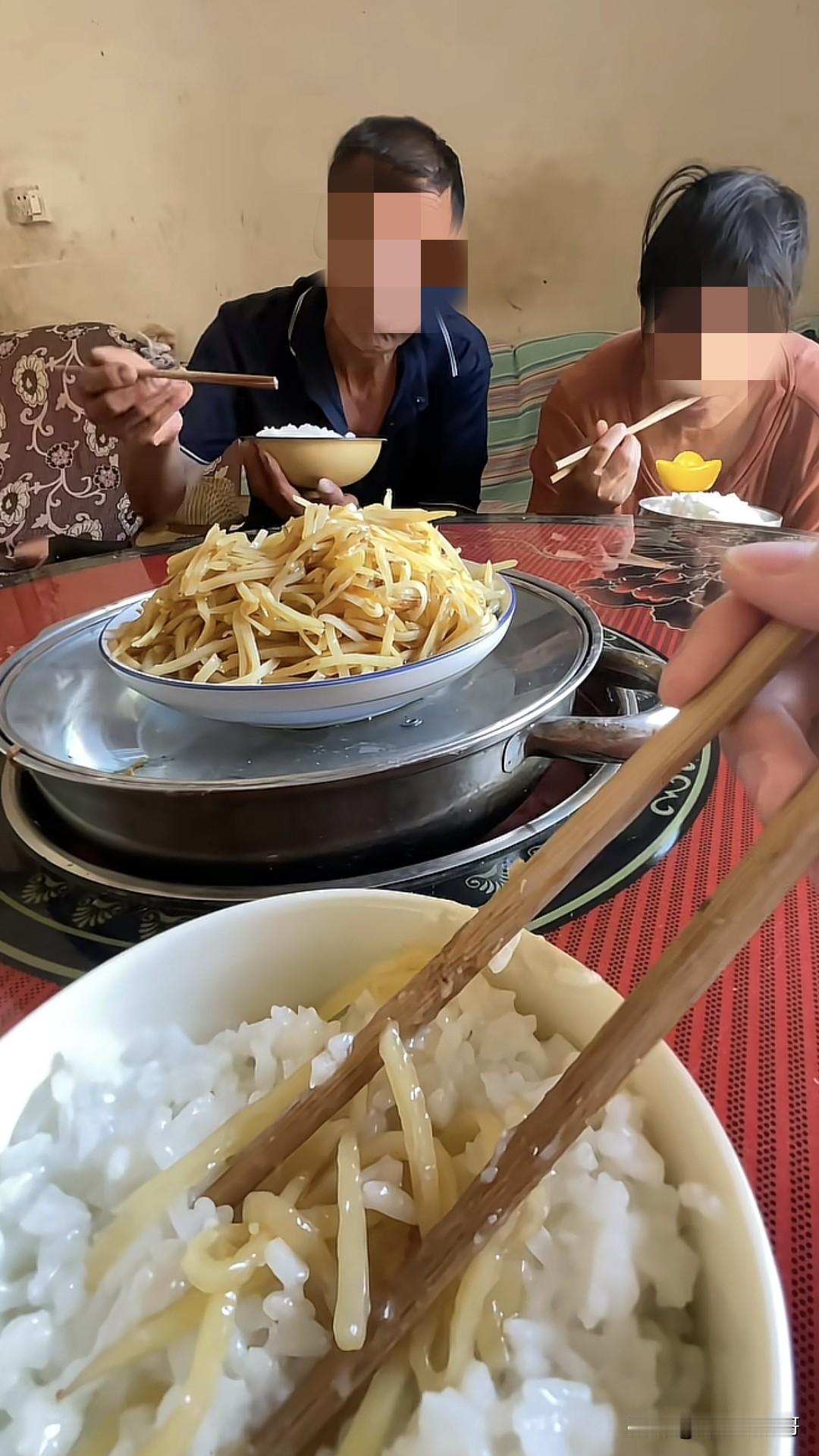 网上看到河南一女子说，自己周末回家，中午母亲只做了一盘炒土豆，没有其他任何菜，倒