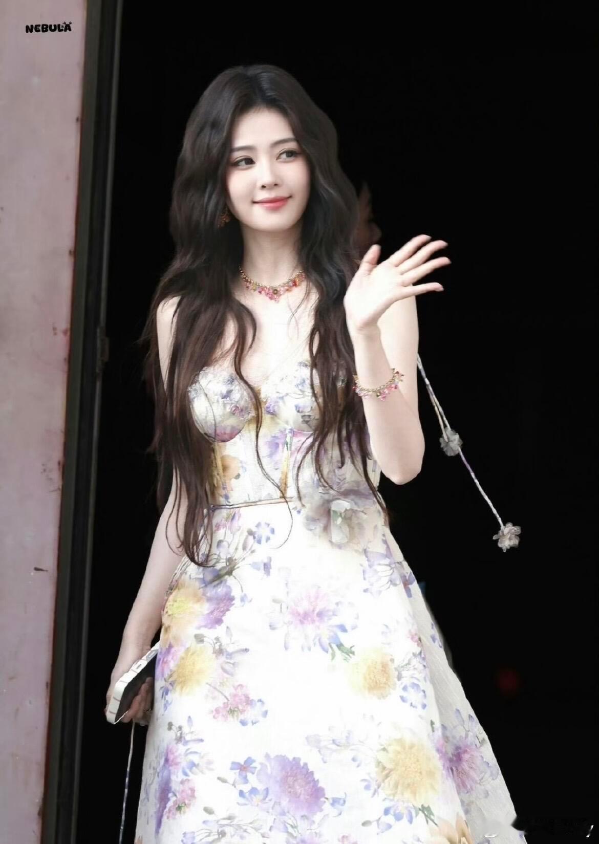 谁懂啊！白鹿奔跑吧路透这套真的美到我失语了，像是从油画里走出来的春日花神，整个人