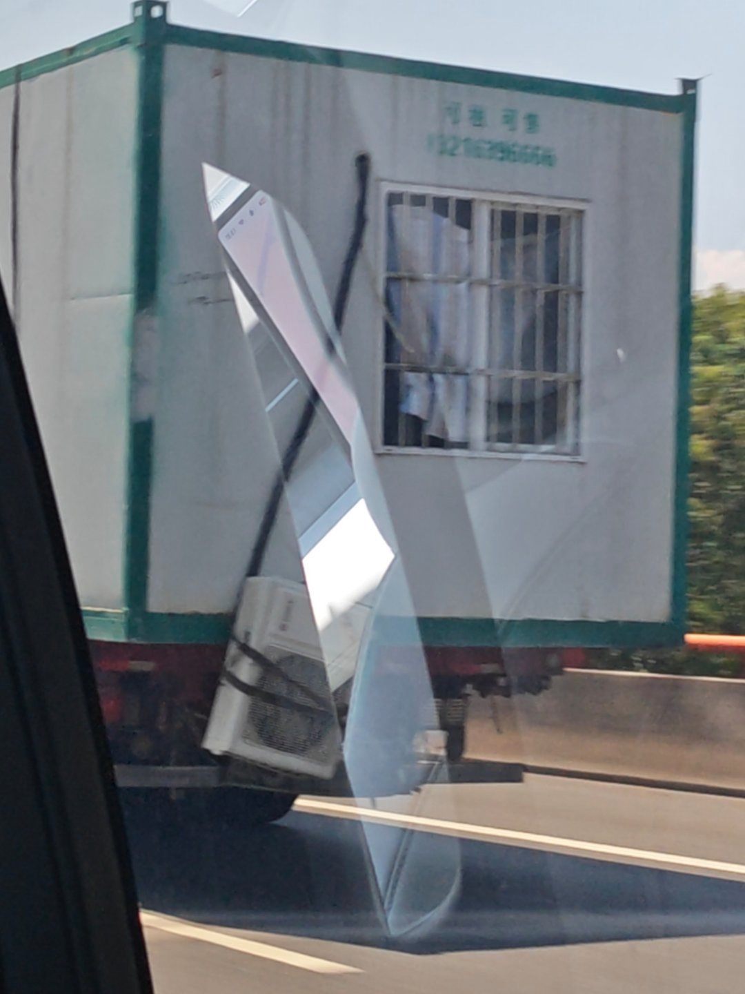 我的妈呀这个车，挂了个空调外机，感觉随时要掉下来了 