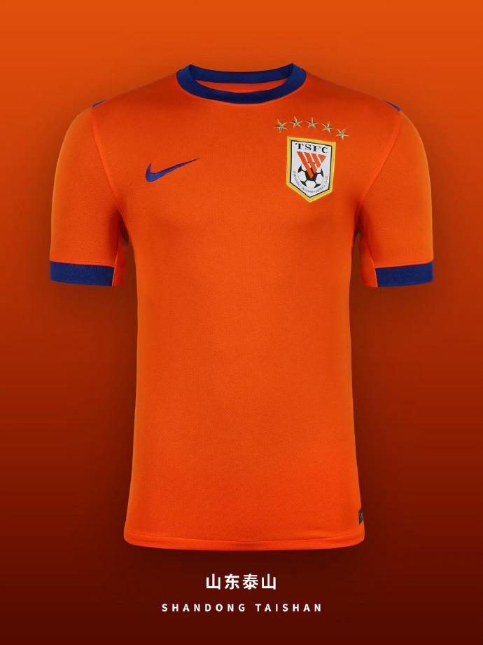 中超新赛季的球衣，两支升班马：重庆铜梁龙、辽宁铁人，高度相似就不说了。就连老牌劲