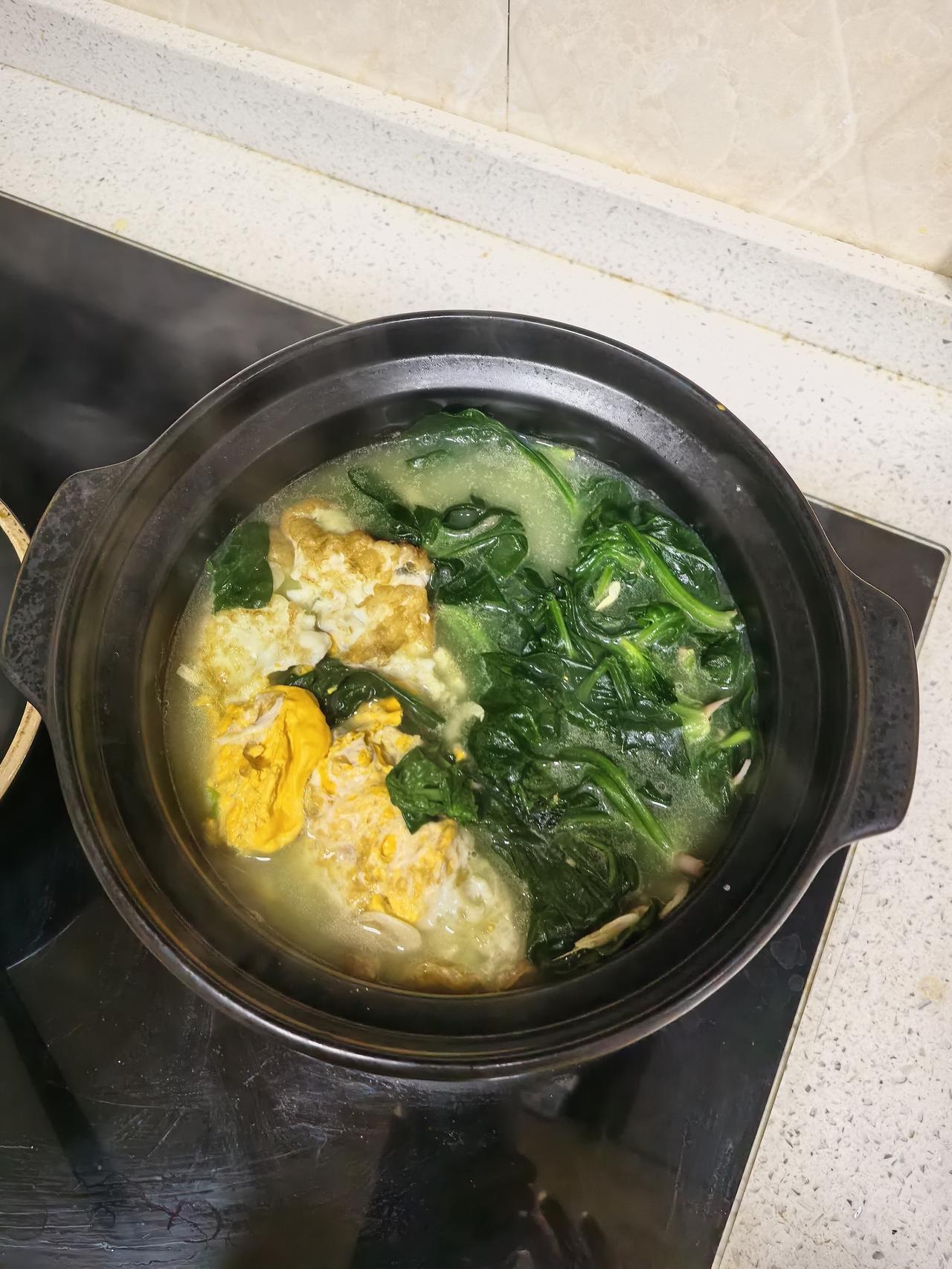 哎呀呀，今天要跟大家分享一碗超级简单又超级有料的菠菜汤——里面藏着虾米的鲜味，再