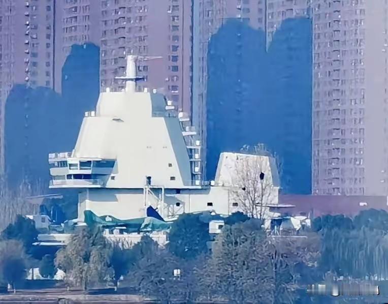 是真简洁漂亮，工程艺术的完美结合，核常共测版本，带烟囱的是河北舰、浙江舰，不带烟