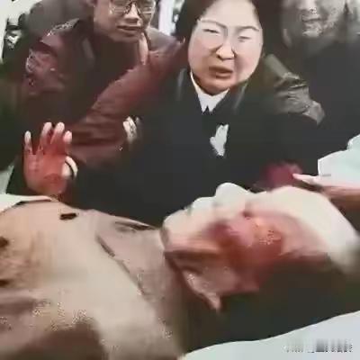 这是一九七六年毛主席逝世的时候，他的大女儿李敏来到父亲的跟前，边哭边喊：“爸爸，