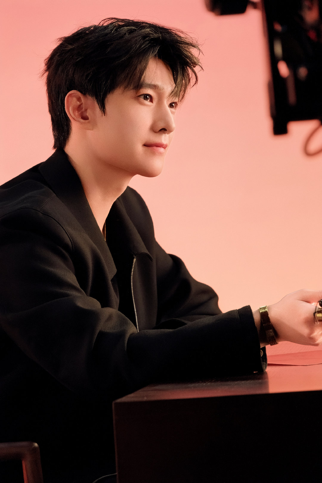 杨洋杨洋东方贵公子杨洋金锁衬墨衣暖光里执笔的模样，像从旧画报里走出来的东方贵公子