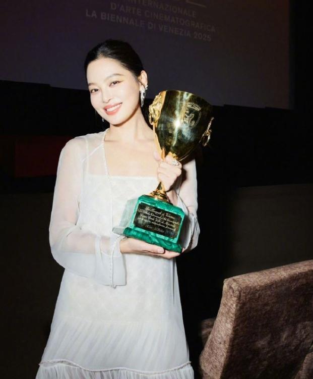 辛芷蕾的社交圈提升了
她采访透露，获奖后很多人都发来了祝福，巩俐都专门通过共同认