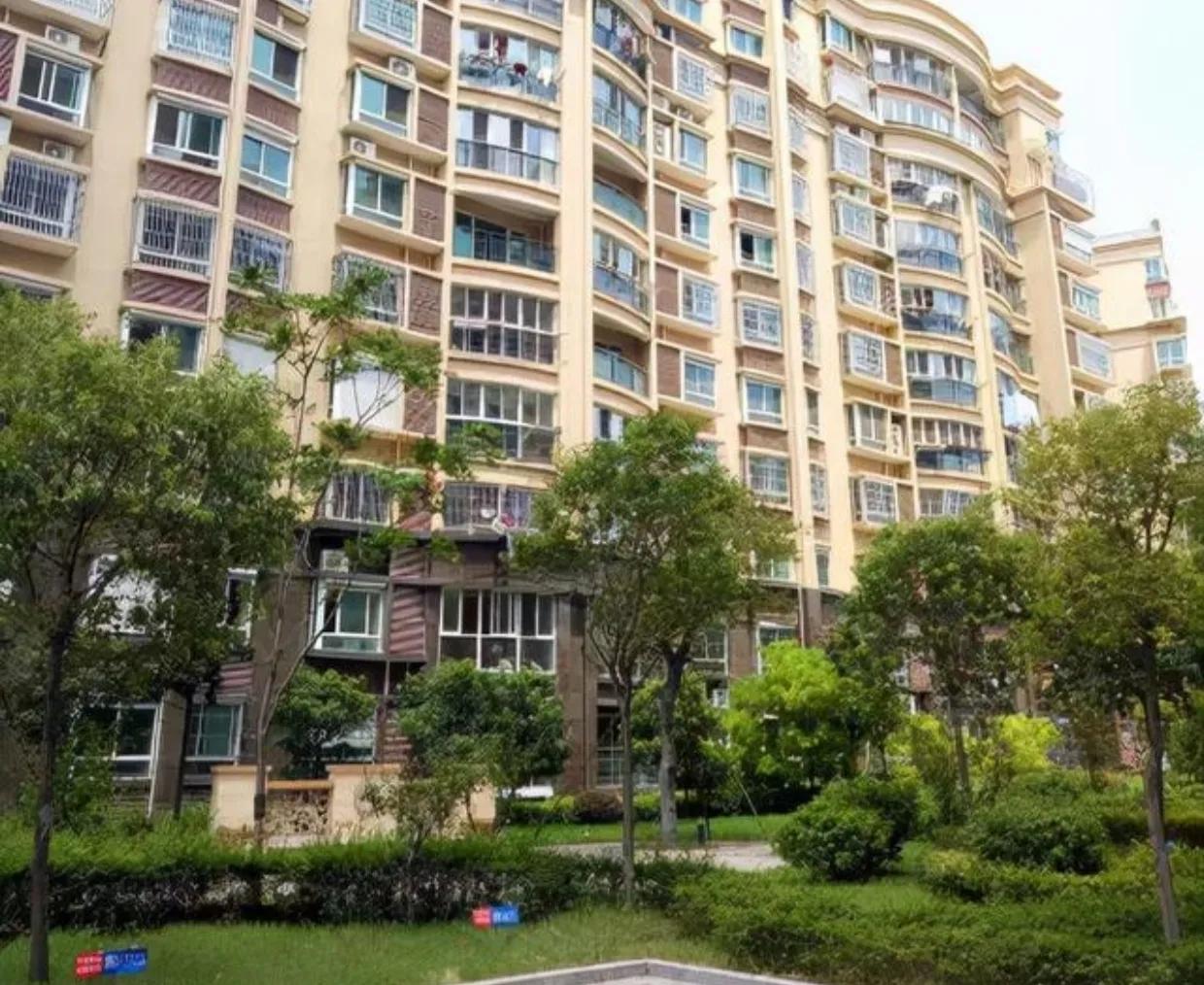 同事看中一套98万的二手房，因为偷听到房主老婆的一句话，又改变了主意。

这套房