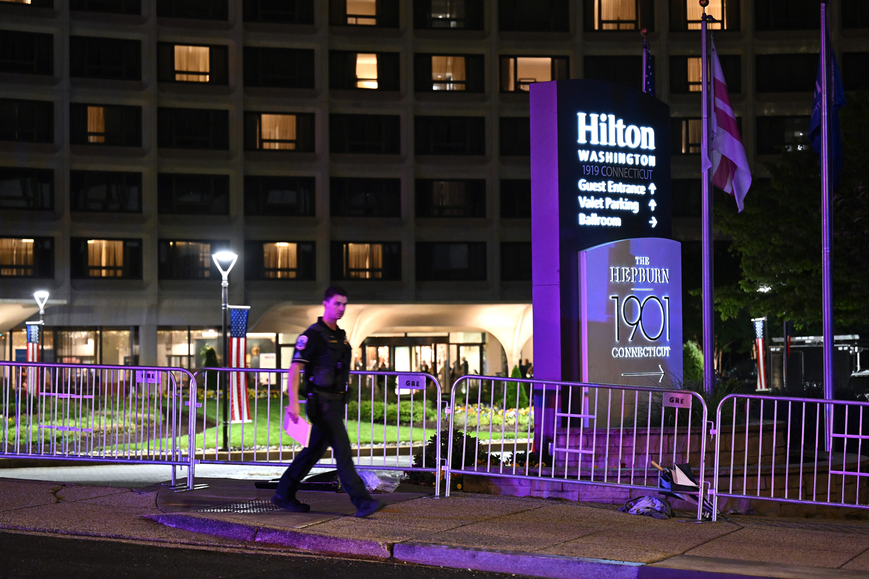 #白宫晚宴枪手自称友好的联邦刺客#【白宫记协晚宴枪击嫌疑人在袭击前发信息给家人】