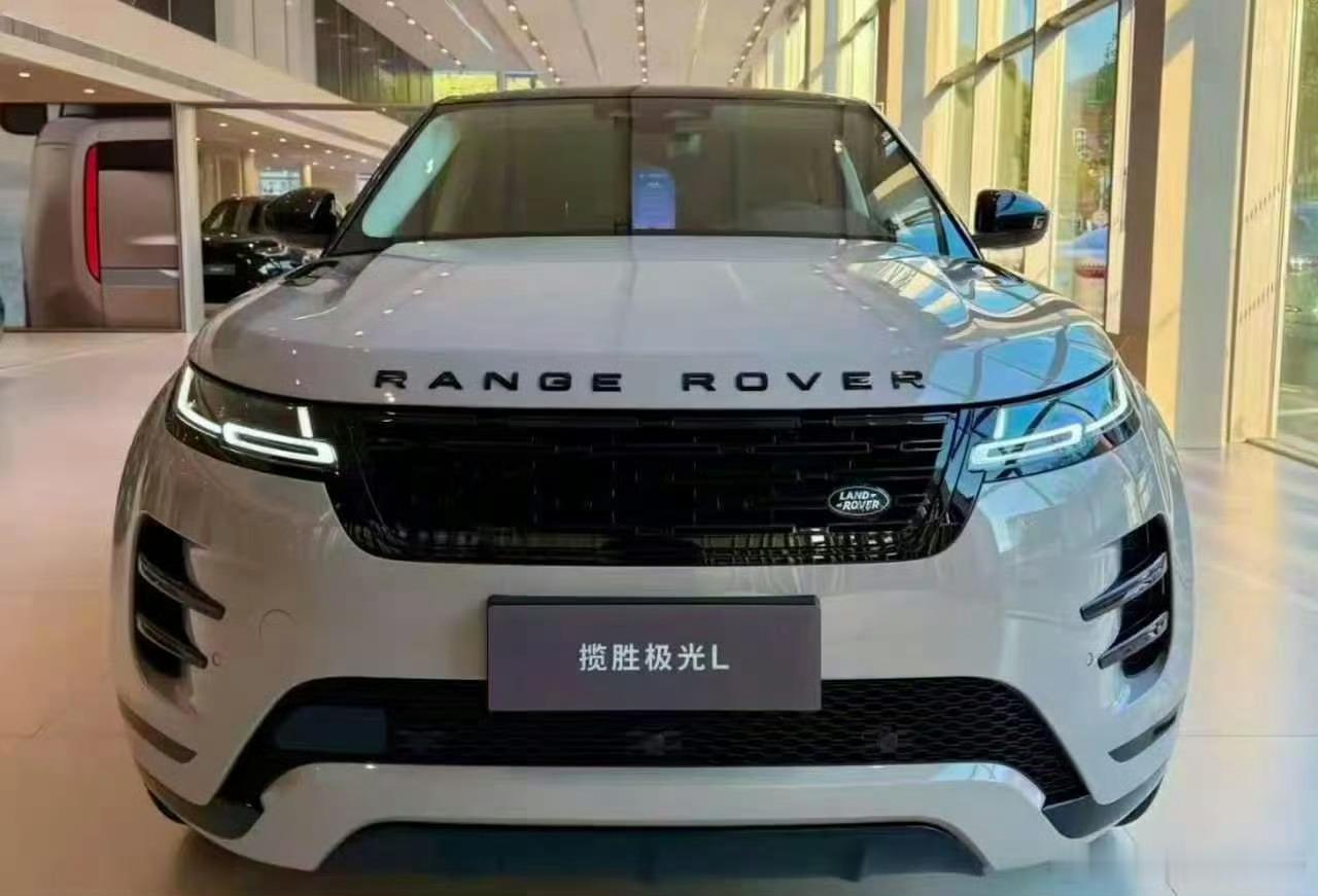 销售回应路虎揽胜极光跌至17.98万以前路上看到路虎：妥妥的大佬！现在路上看到路