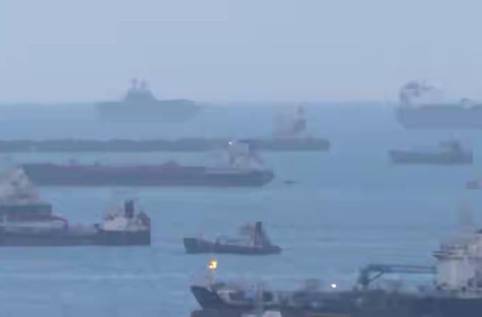 美军增兵画面曝光，“准航母”上停满各种机型，如F-35B、“鱼鹰”等战机，还几千