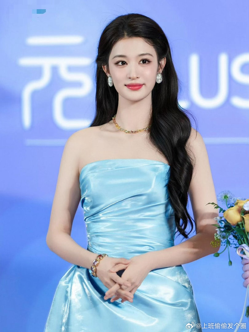 王楚然蓝色抹胸裙王楚然身穿蓝色流光抹胸长裙参加品牌代言活动。首次到重庆的的王楚然