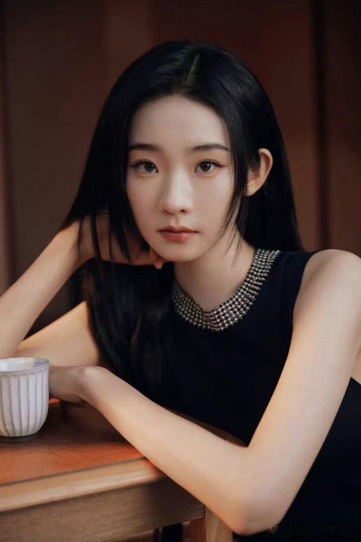 张艺凡chua地一下撞飞范丞丞 你好星期六张艺凡也太勇了，斗舞直接发力，撞飞范丞