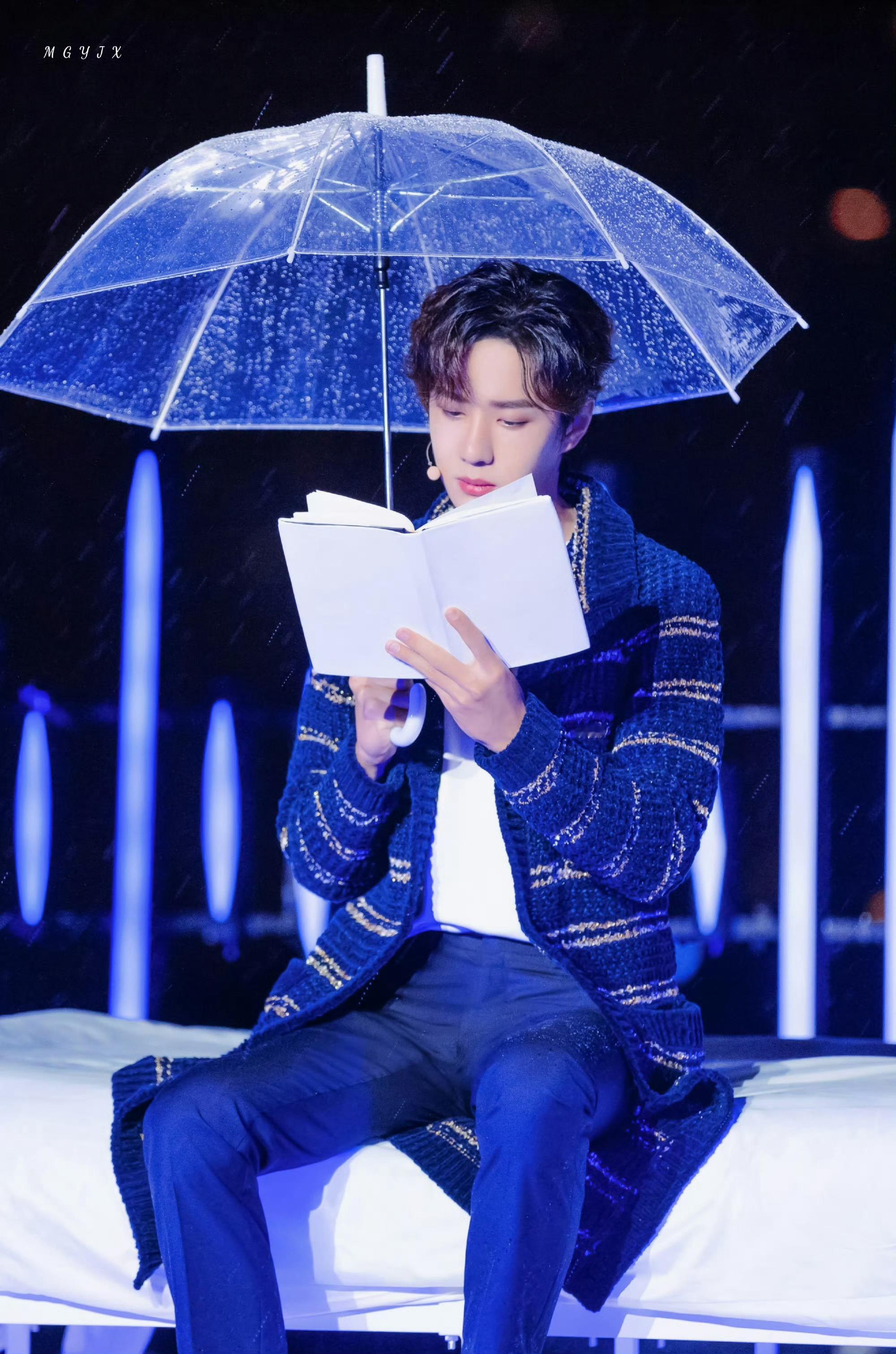 220503河南卫视五四青年节特别节目王一博黑色金丝长衫好帅