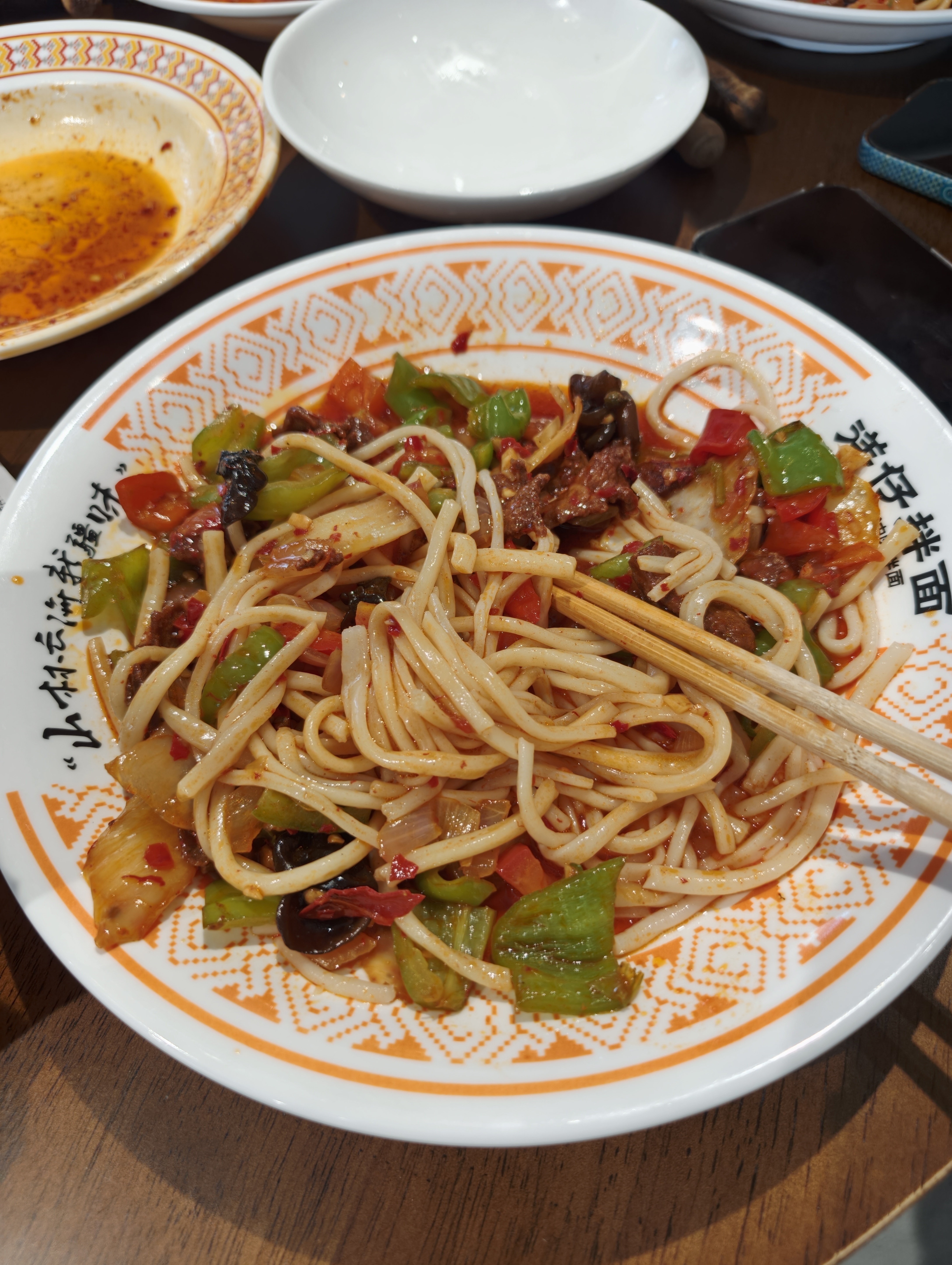 落地洛阳 先怼一碗过油肉拌面28 一份无限加面 加了3份没吃完 吃的真爽！ ​​