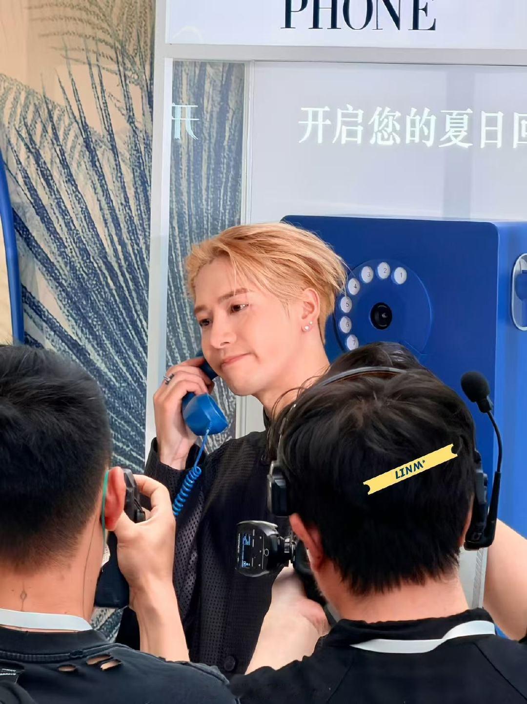 王嘉尔三亚线下生图 无修生图直击三亚活动现场，工作日人潮一眼望不到边，足以证明王