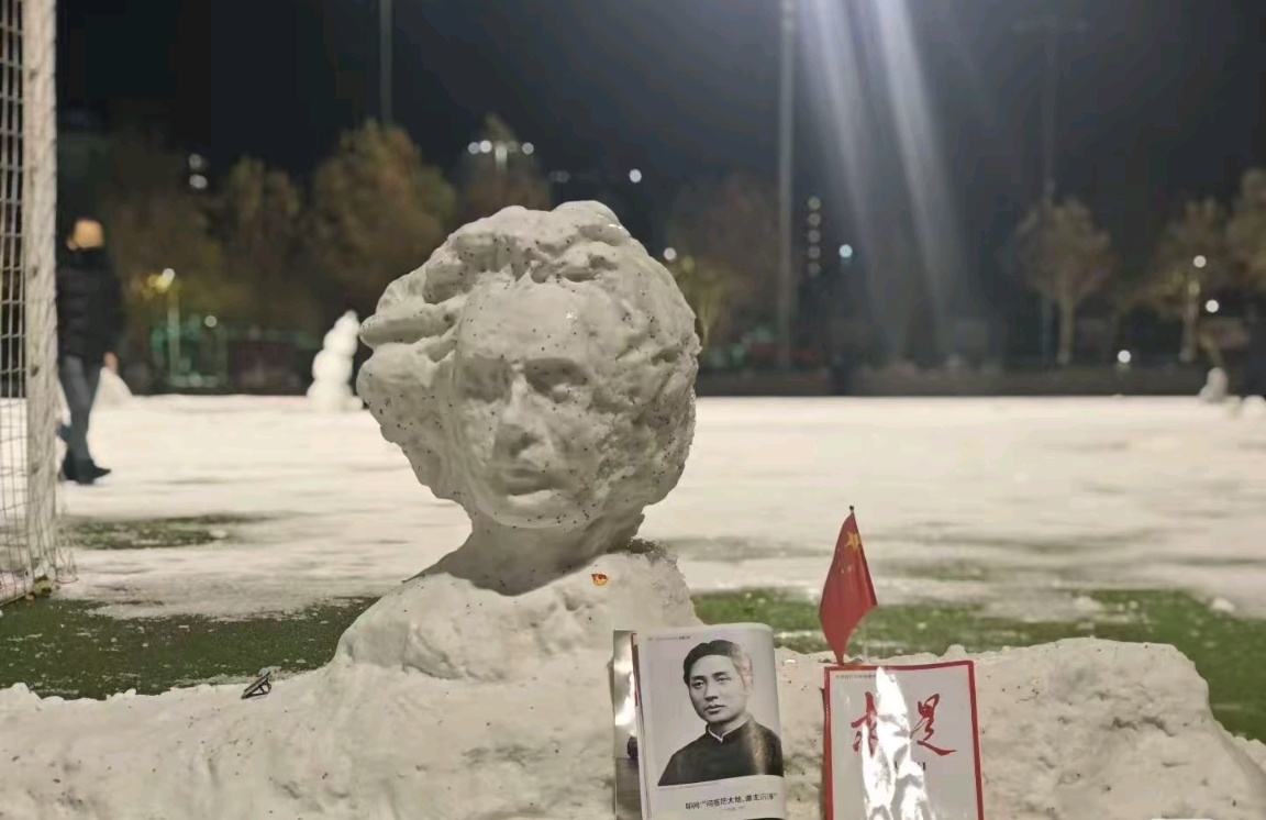 🔻我自己在北平的生活是十分困苦的。我住在一个叫三眼井的地方，和另外七个人合住一