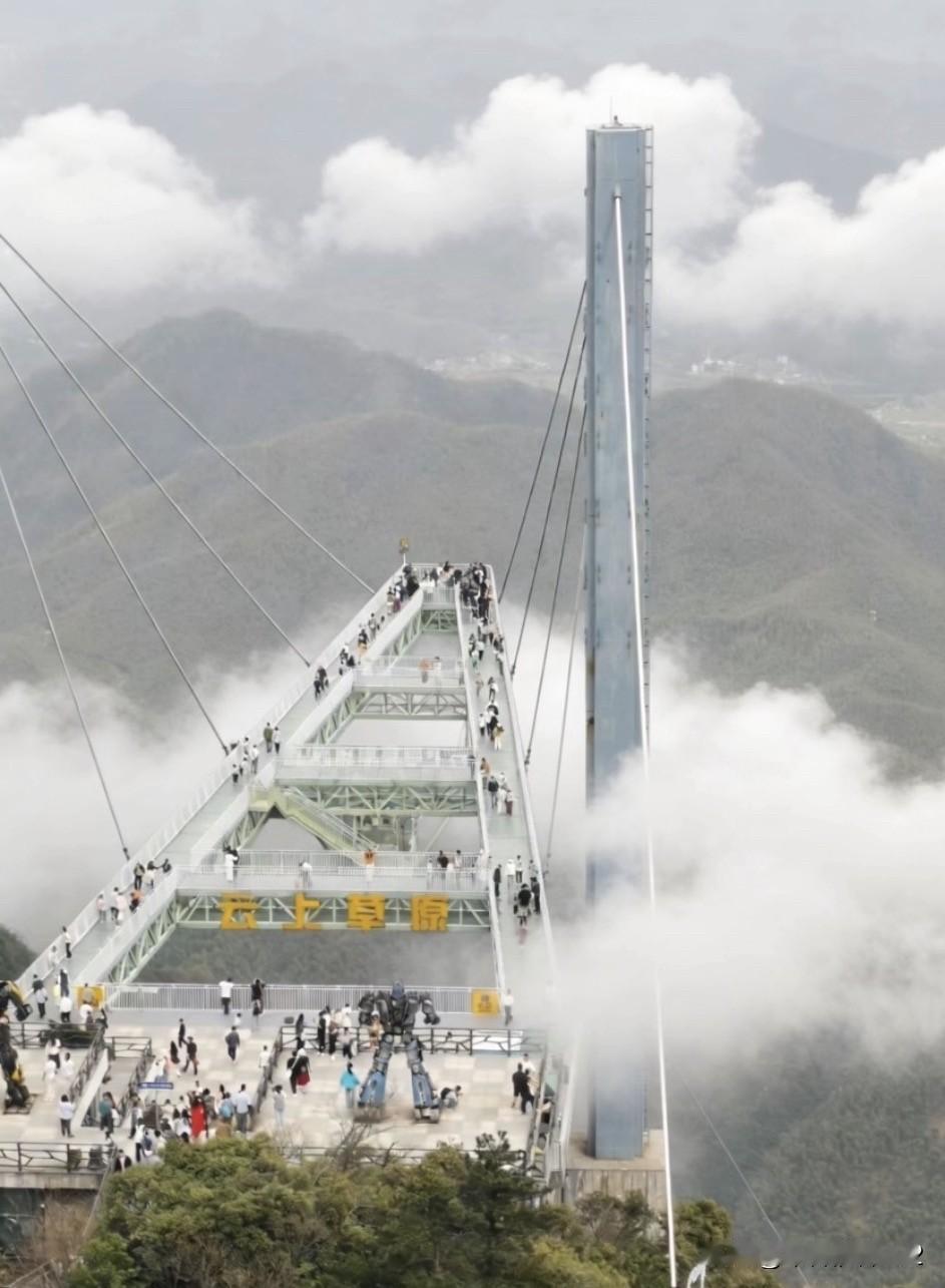 《云廊》
绵绵群山如碧浪
层峦叠嶂入云端
试问风光何处美
水晶廊桥安吉县
水墨廊