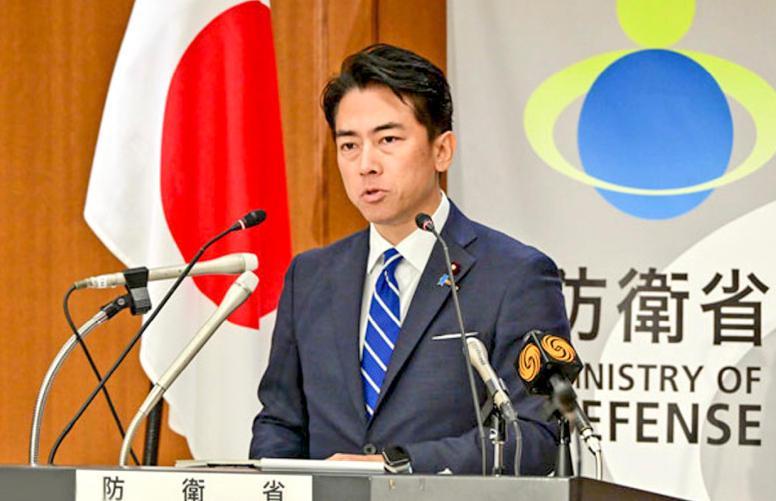 日本右翼彻底露出马脚，一张看似平常的合影，把防卫省最见不得光的秘密抖了个底朝天！