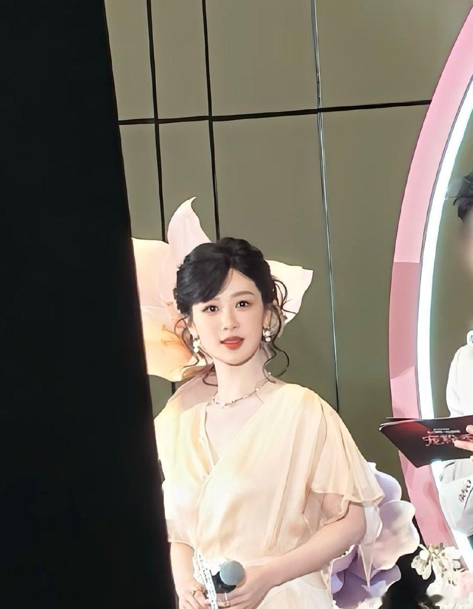 杨紫迪丽热巴线下状态相比 谁更好很明显 