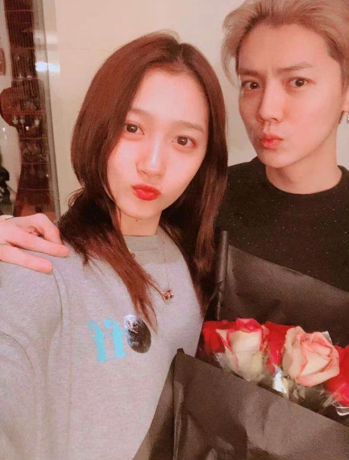 鹿晗 关晓彤 所以他两现在到底是什么情况？到底是分手了还是没分手啊？又或者是分手