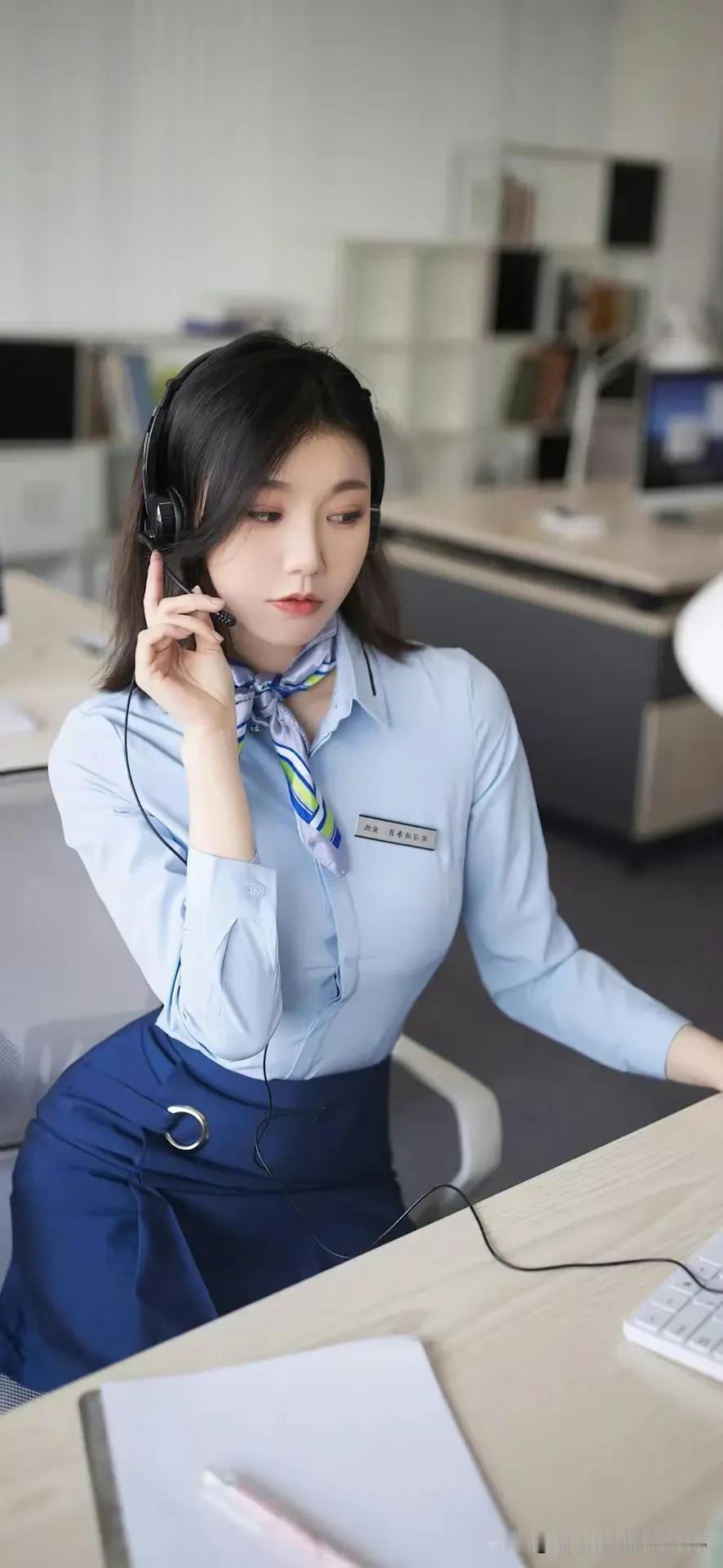 美女安然，娴静，温婉
