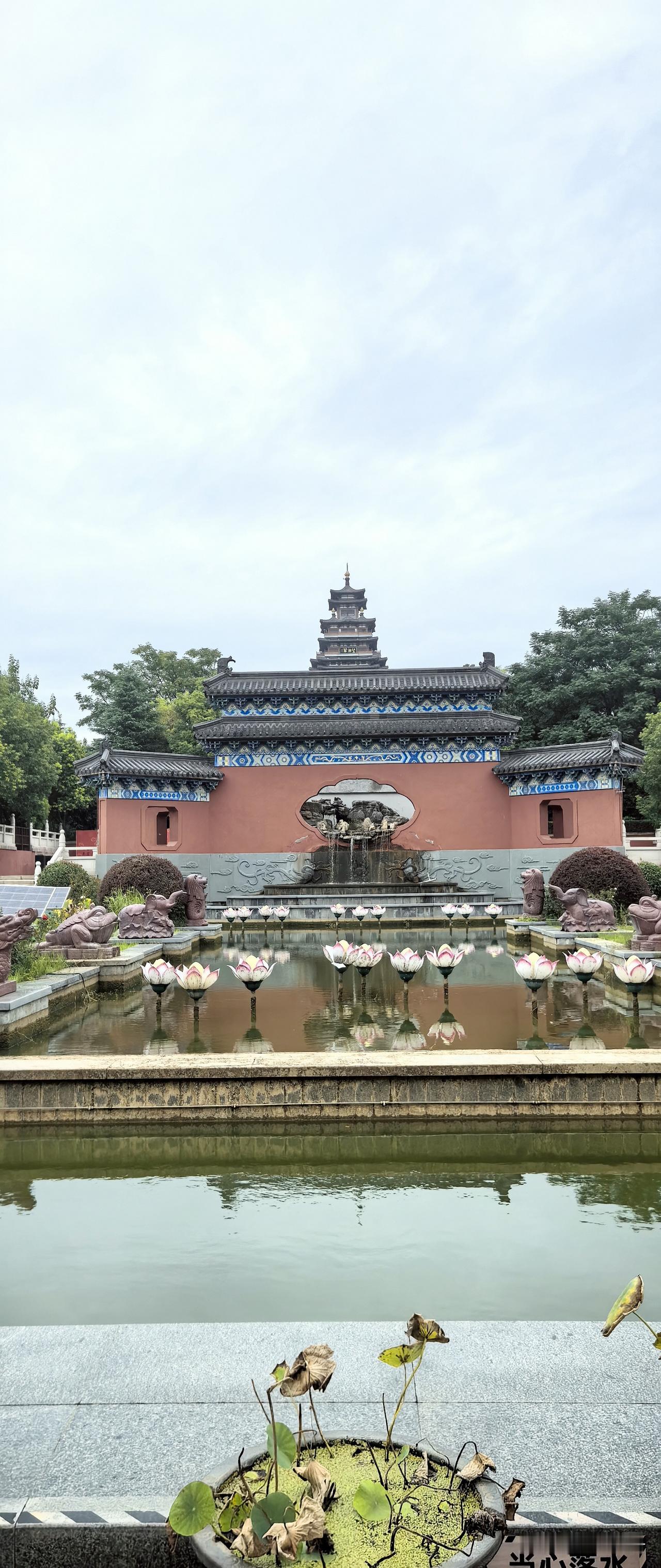 山东行
 
        在蓬莱的多日，是与仙境的深度相拥。登蓬莱阁望海，云雾
