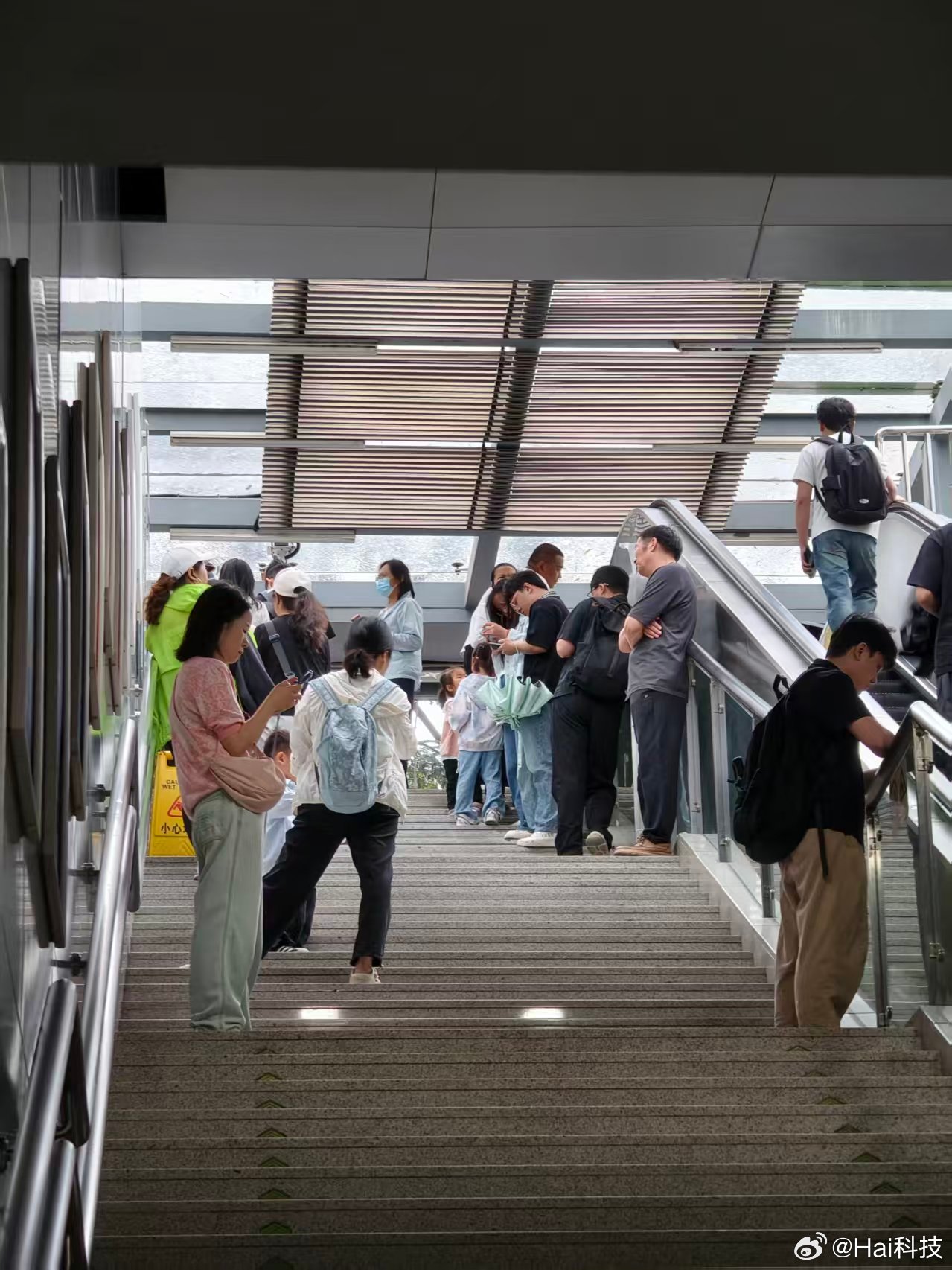 为难我们打工上班人，卡在地铁口不敢出去，但凡走出去风雨交加把全身吹湿了深圳强雷雨