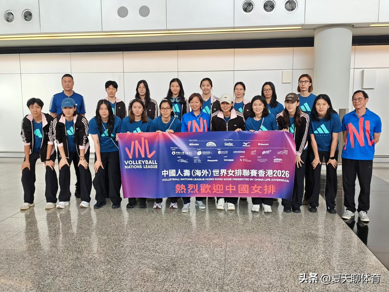 中国女排抵达香港的第一张大合照！赵勇带着16名队员在机场拍摄了第一张大合照，主办