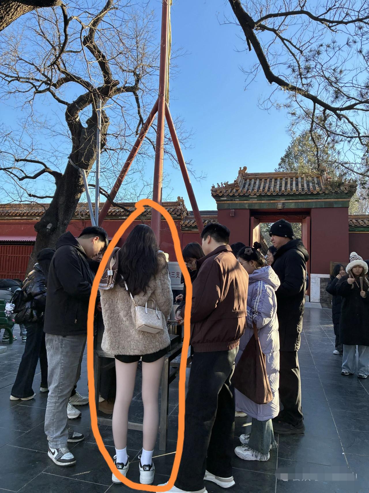 今天去庙里求姻缘，看到这么个女孩，是不是灵验了？我该咋上去认识呢？