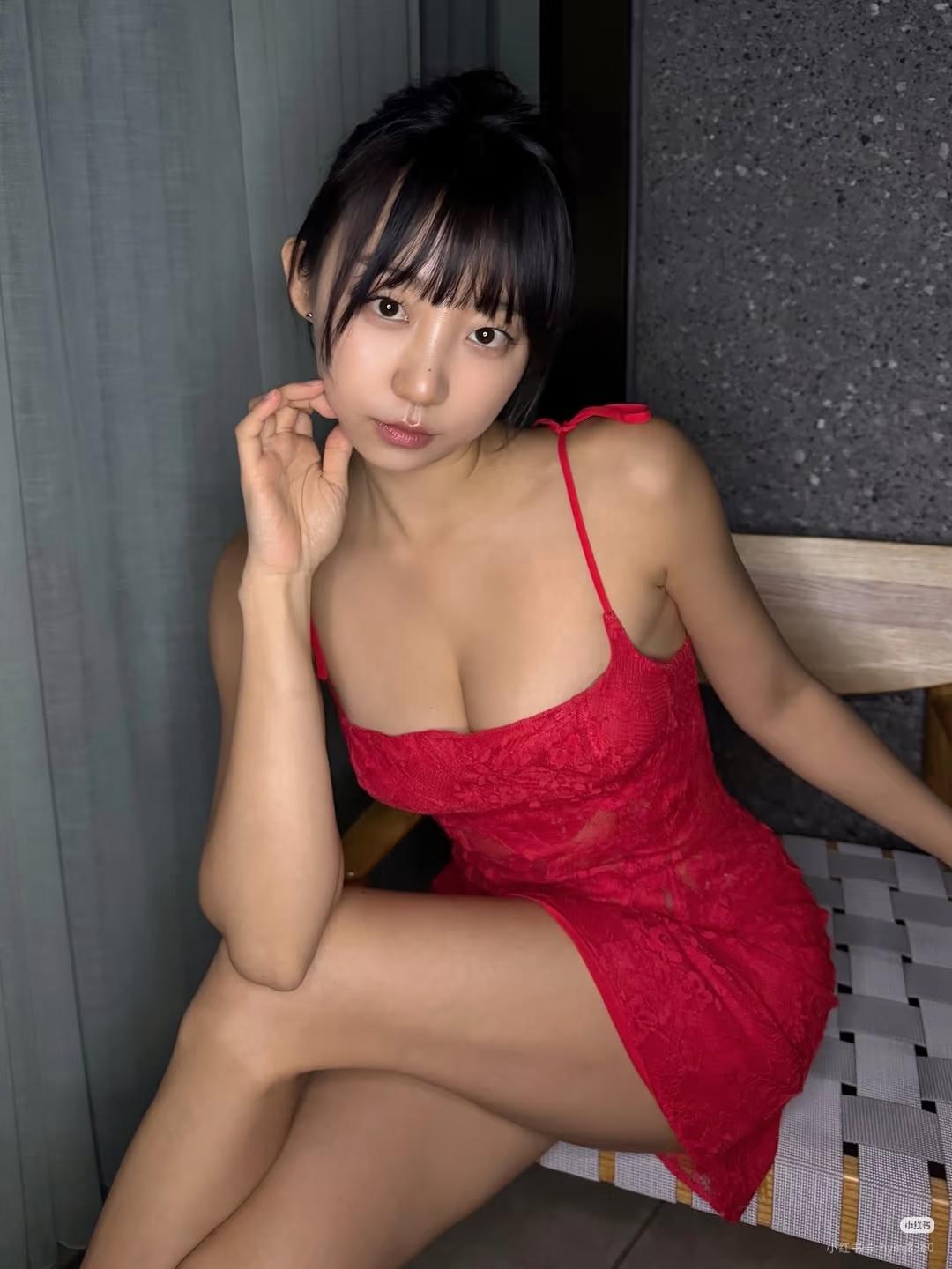 红裙少女总能在不经意间散发独特魅力。就像程潇，在2026微博之夜内场，一袭正红修