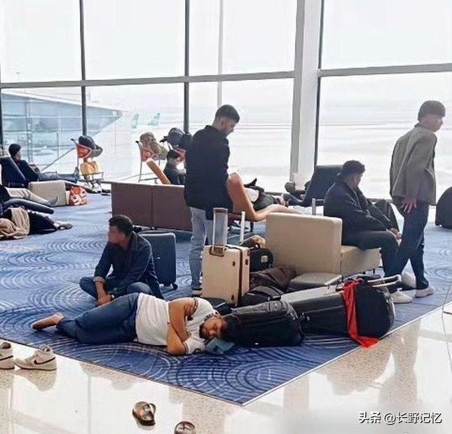 整洁宽敞的国内机场大厅，松弛惬意的印度旅游者！