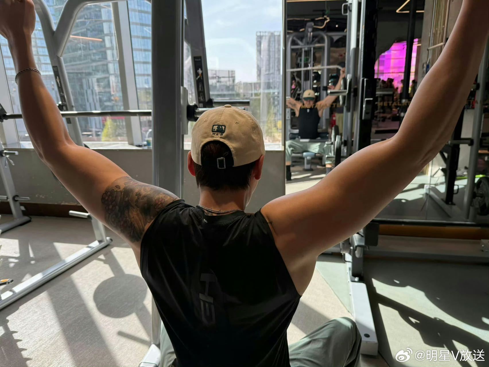 陈伟霆平板支撑挑战陈伟霆也做了平板支撑挑战这个身材我一整个嘶哈嘶哈！难怪饱饱做平