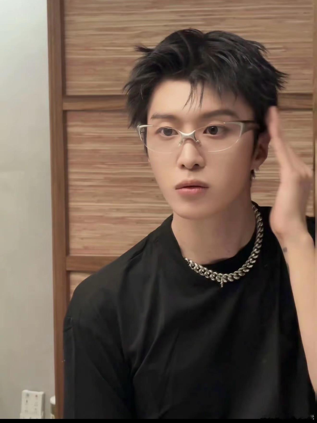 完全是daddy级别，每次短发都是臭屁的抓发型！ 