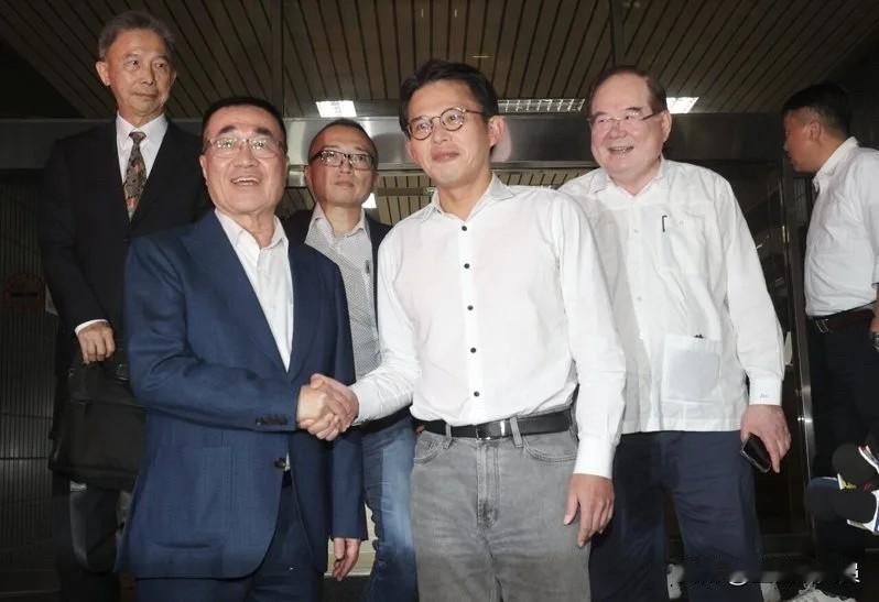 新北蓝白整合成功！李四川民调胜出 黄国昌：说到做到表示祝福

新北市长选战蓝白整