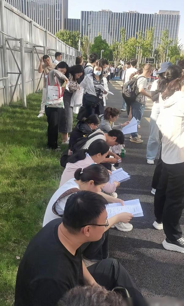 2026年二建考场最扎眼的，不是题难，是人群变了。

我今天刚考完建筑方向，进考