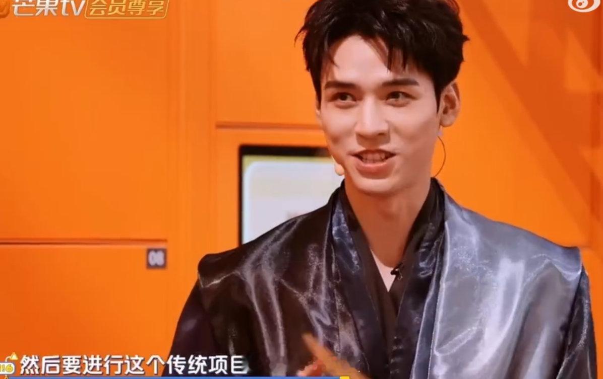 方逸伦收到了龚俊的桂花糕你好星期六方逸伦在《你好星期六》心意环节，抽到龚俊的三大