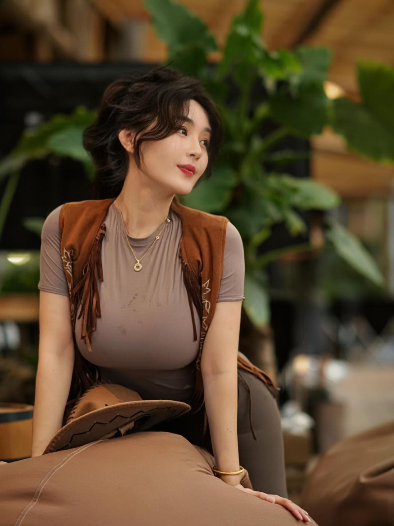 40岁的西部女牛仔，别有一番风味。