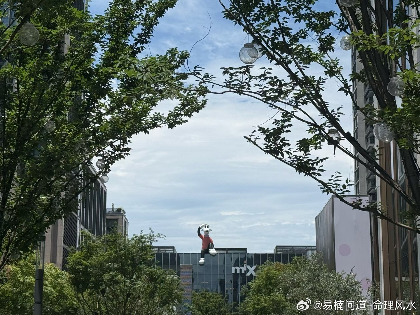 命中若有繁华，暗中必有孤单。命中若有孤单，暗中必有繁华。 