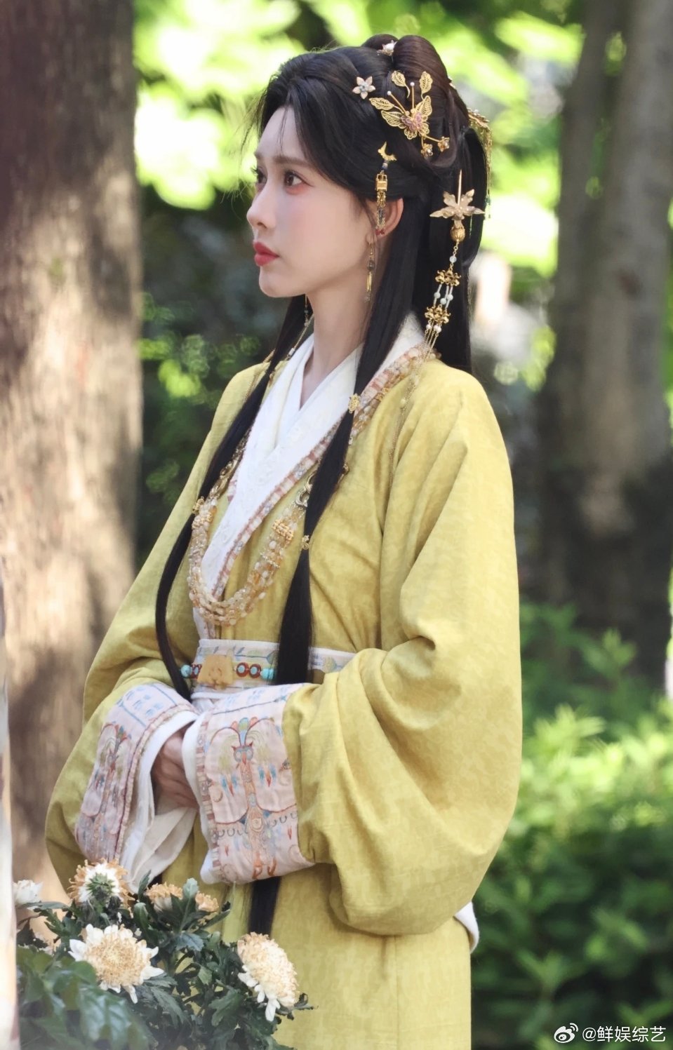 孟子义鹅黄古装 孟子义这鹅黄古装路透也太绝了！自带柔光滤镜，嫩得像从画里走出来的