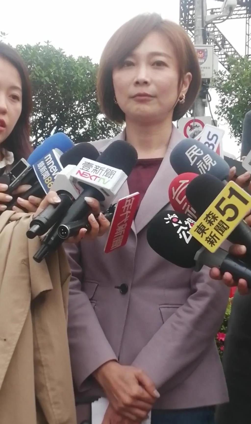 就在刚刚，
 
台“总统府”发表声明，
 
4月3日，针对郑丽文表达希望访陆前后