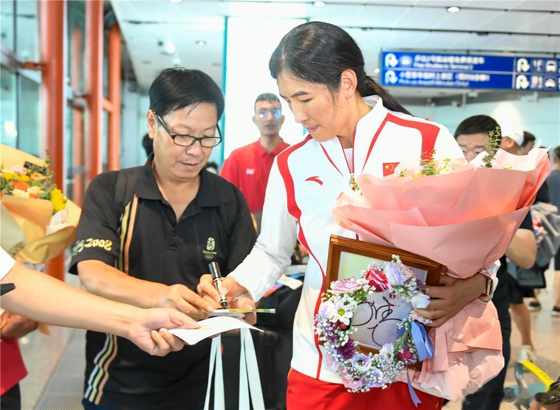 #寻美内蒙古# 英雄荣归故里，迎接他们的是鲜花和掌声，更是家乡人最真挚的爱。内蒙