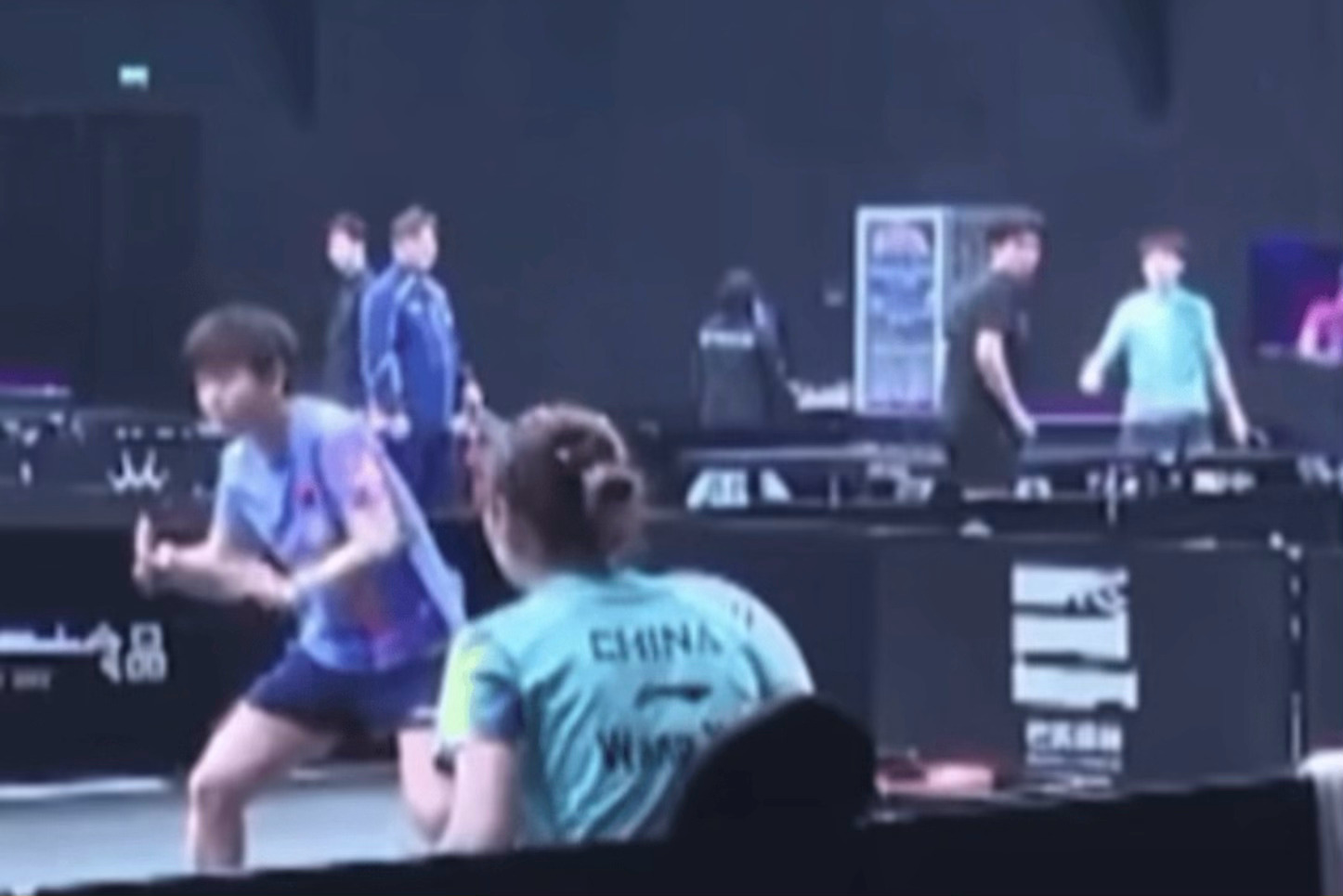 父。为什么要突然间扭头看😳 