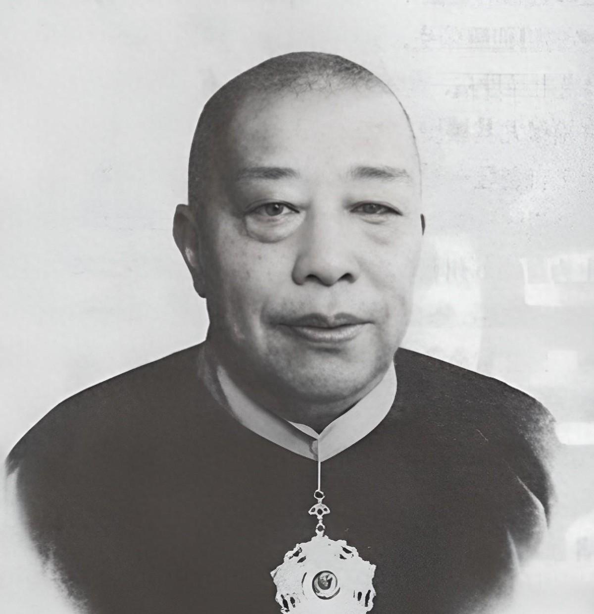 上海刚解放时，陈毅派人包围黄金荣别墅，黑帮大佬遭重压，竟跪地向新政府求饶！
19