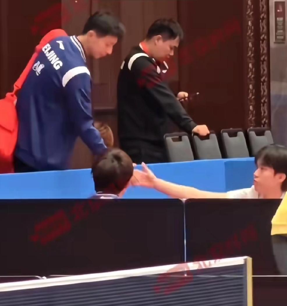 今晚全运会男团北京对战上海队，
王楚钦又出场了，
还是担一单。
樊振东可能因为要