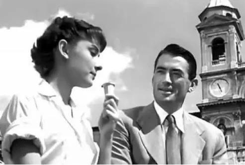 1993年，奥黛丽·赫本的葬礼上，1位神秘白发老人在她的棺木上留下了深深一吻，随