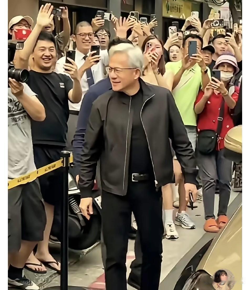 一年总穿一件皮夹克，不洗吗，网友问，原来黄仁勋爱人一下买了60件同款皮夹克，每件