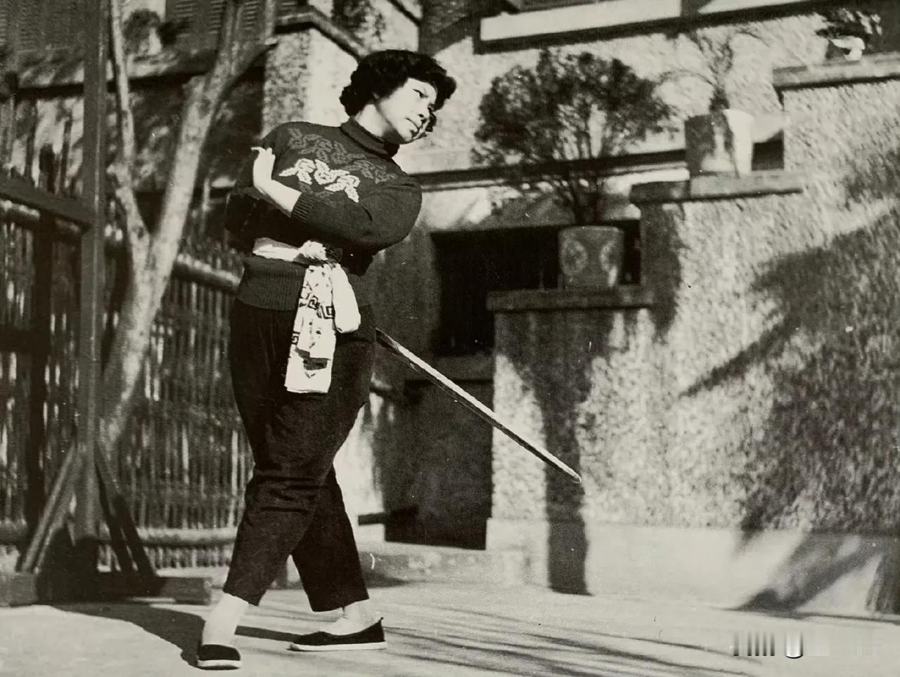 拳不离手 曲不离口
图一二 徐玉兰 王文娟日常练功
图四五 徐玉兰 王文娟在家练