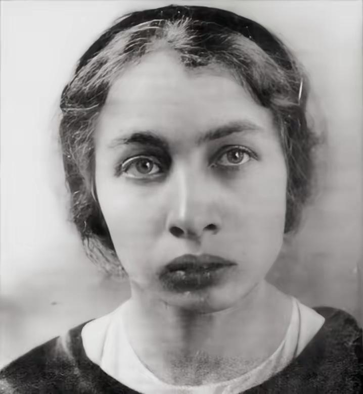 1918 年，列宁遭遇刺杀，女刺客卡普兰对着他连开了三枪。很快杀手便被抓捕，而她