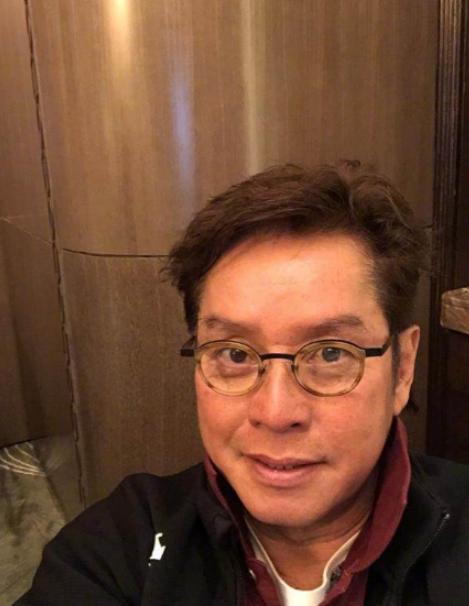 1996年，丁克的谭咏麟突然对妻子杨洁薇说；“我把十亿家产都给你，我要让儿子回家