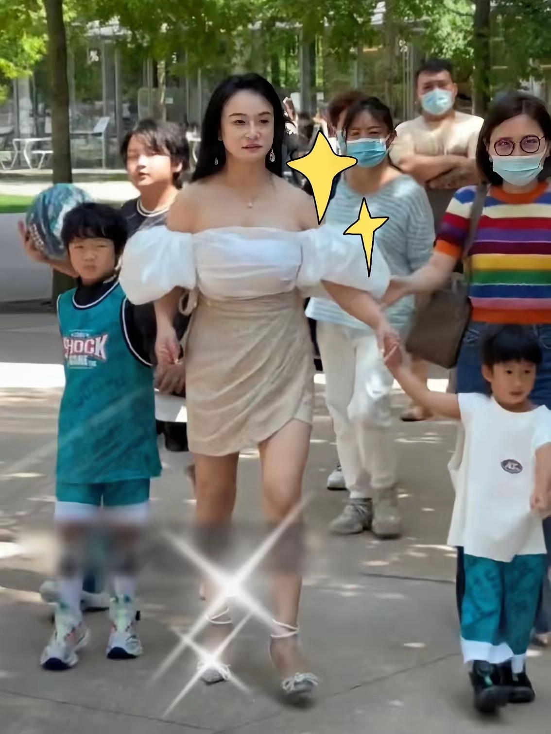 冉莹颖回应债务还清后是否会离婚冉莹颖家长会的造型曝光后，立刻引发了全网关于家长着